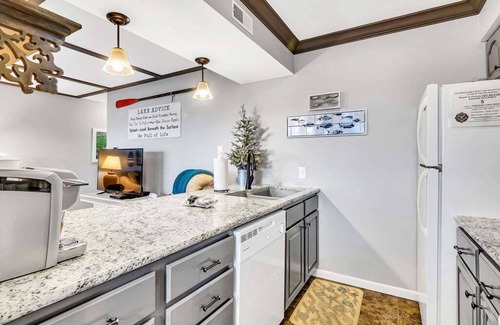 Indian Point Condo | Amazing Table Rock Lake Views, Next to Silver Dollar City with Tickets, Lake Condo!