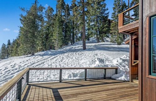 Bear Valley House | Amazing Three Story Cabin! Four Fireplaces, Private Hot Tub, Snowmobile Transportation Provided, Beautiful And Comfortable 4 Bedroom Home by Redawning