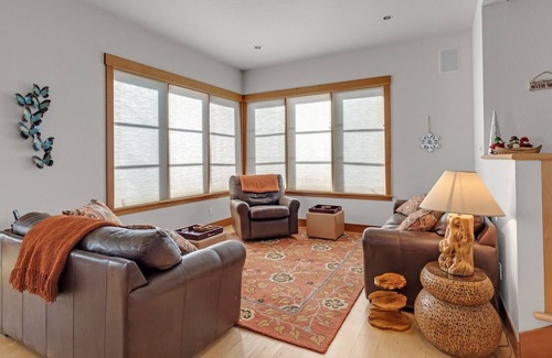 Bear Valley House | Amazing Three Story Cabin! Four Fireplaces, Private Hot Tub, Snowmobile Transportation Provided, Beautiful And Comfortable 4 Bedroom Home by Redawning