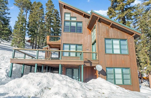 Bear Valley House | Amazing Three Story Cabin! Four Fireplaces, Private Hot Tub, Snowmobile Transportation Provided, Beautiful And Comfortable 4 Bedroom Home by Redawning