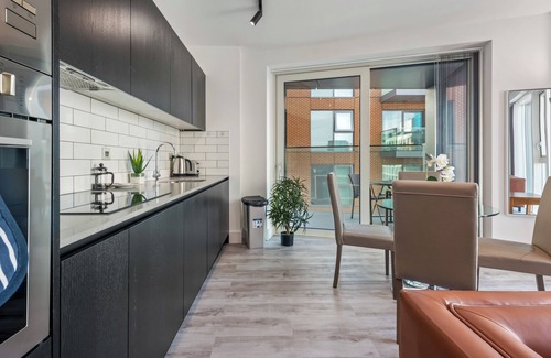 East Acton Apartment | Amazing Two Bedroom in Icon Tower in North Acton