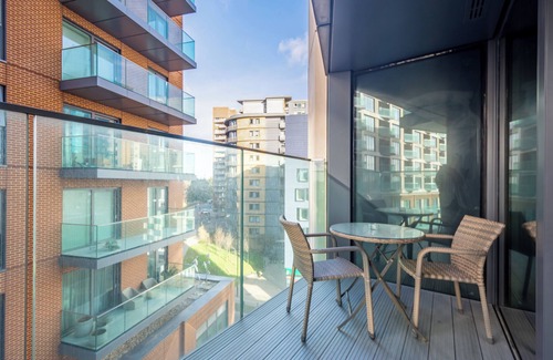 East Acton Apartment | Amazing Two Bedroom in Icon Tower in North Acton