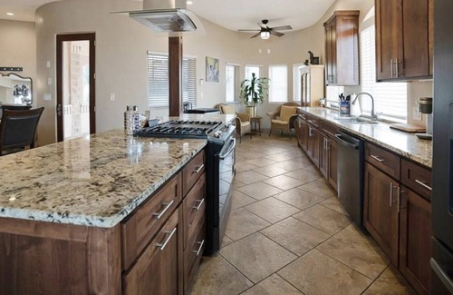 Los Lunas House | Amazing Upscale home with the Best views! 20 minutes to airport. Awesome swimspa