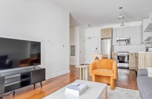 Uptown Apartment | Amazing Uptown 1BR w/ Roof & W/D, 1 block to Red Line, by Blueground