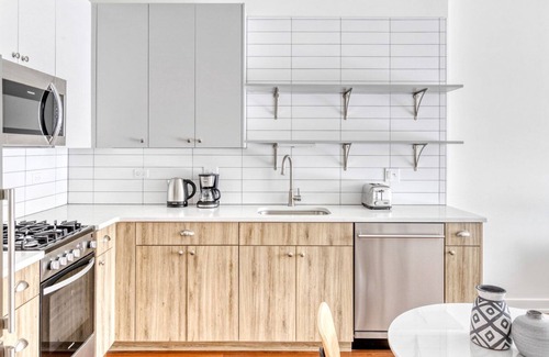 Uptown Apartment | Amazing Uptown 1BR w/ Roof & W/D, 1 block to Red Line, by Blueground