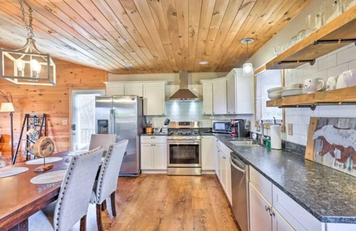 Morganton Cabin | Amazing View- Cozy 2/2 Cabin +Hot Tub +Long Range Mtn Views!