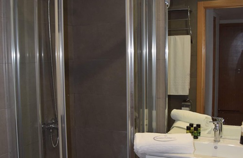 Seixal Apartment | Amazing view over Lisbon and the Tagus River Night & Day