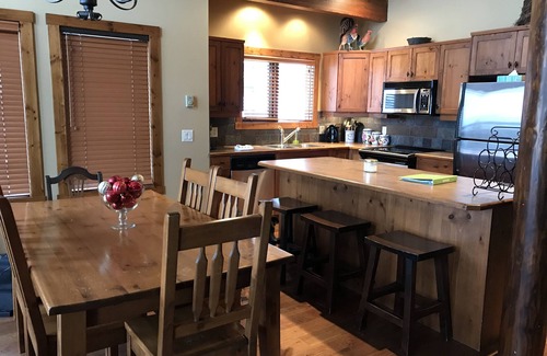 Snow Pine Estates Ski Chalet | Amazing view! Spacious 3-storey/3bed condo at BigWhite w/hot tub + ski in/out.