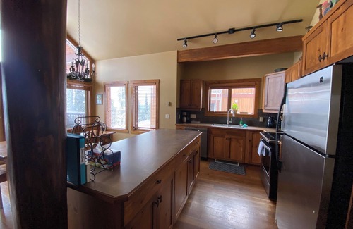 Snow Pine Estates Ski Chalet | Amazing view! Spacious 3-storey/3bed condo at BigWhite w/hot tub + ski in/out.