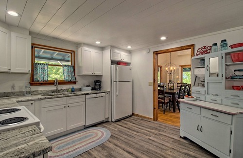 Franklin House | Amazing views, 4 KING BEDs, Pets OK, Ultra-Fast Wi-Fi, Firepit, Covered Deck