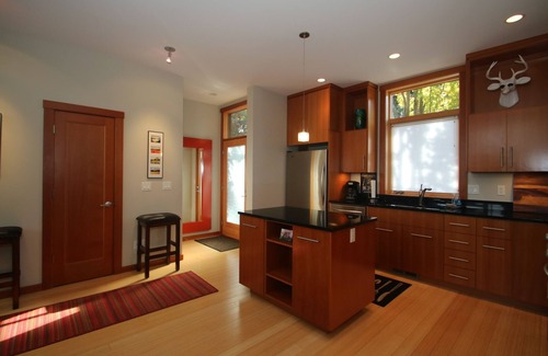 Hood River House | AMAZING VIEWS at this beautiful modern townhome in downtown Hood River, sleeps 6