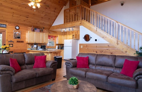 Maggie Valley Cabin | Amazing Views, Ctr of Maggie! Hot Tub, Mins to Golf, Hiking, Casino, Asheville!