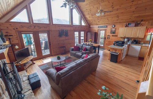 Maggie Valley Cabin | Amazing Views, Ctr of Maggie! Hot Tub, Mins to Golf, Hiking, Casino, Asheville!