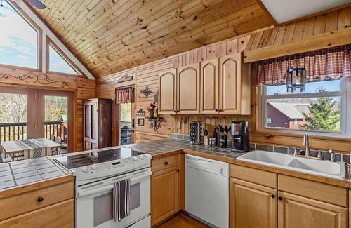Maggie Valley Cabin | Amazing Views, Ctr of Maggie! Hot Tub, Mins to Golf, Hiking, Casino, Asheville!
