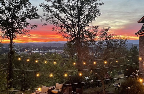 Bristol House | AMAZING VIEWS~ ENTERTAINMENT PATIO~ Groups & Kid Friendly~ BMS & R&R Welcome!