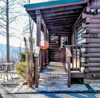Gatlinburg - Pigeon Forge House | Amazing Views! Hot Tub,Pool Table,Fireplace,Relax!