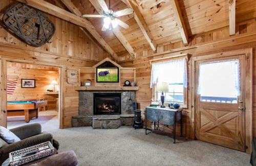 Gatlinburg - Pigeon Forge House | Amazing Views! Hot Tub,Pool Table,Fireplace,Relax!