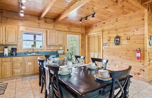 Gatlinburg - Pigeon Forge Apartment | Amazing Views Hot Tub Game Room Pool
