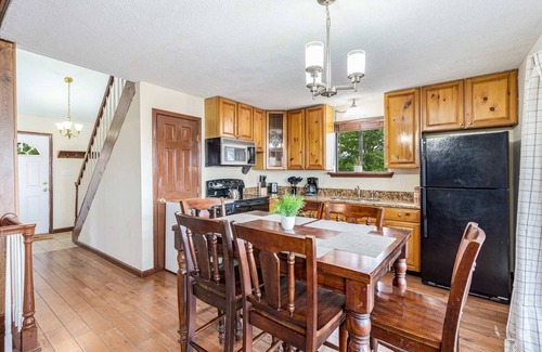 Ridgeway Cabin | Amazing Views, Hot Tub, Fire Pit, Deck & Fireplace