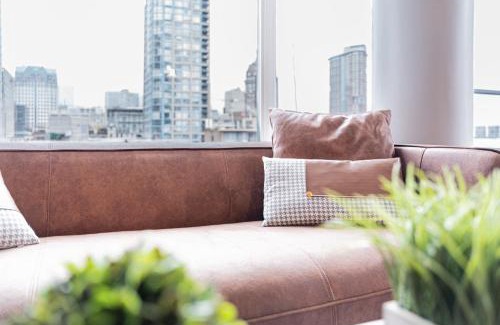 Crosstown Apartment | Amazing Views ! Leather Furniture ! Cozy Condo!