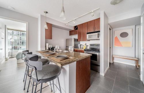 Crosstown Apartment | Amazing Views ! Leather Furniture ! Cozy Condo!