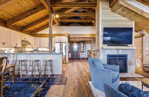 Arnold House | AMAZING VIEWS- MODERN HOME- SH #14 by Bear Valley Vacation Rentals