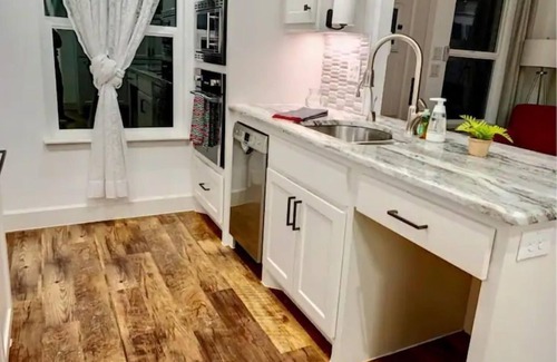 South Arlington House | Amazing Views! Nature 3 Porches Wi-fi Secluded .5mi to downtown dine/shop