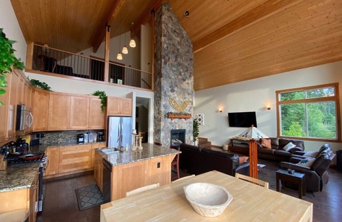 Cle Elum House | Amazing Views, Private lodge, Hot Tub and Sauna for a dreams vacation