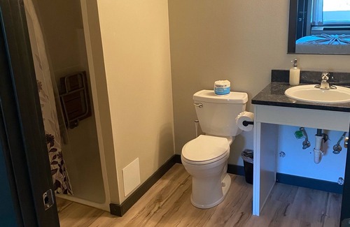 Davenport Apartment | Amazing Water Front Views In This Newly Remolded Motel Room *ADA*