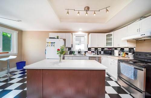 Dunbar House | Amazing Westside Vancouver Villa - Free Parking