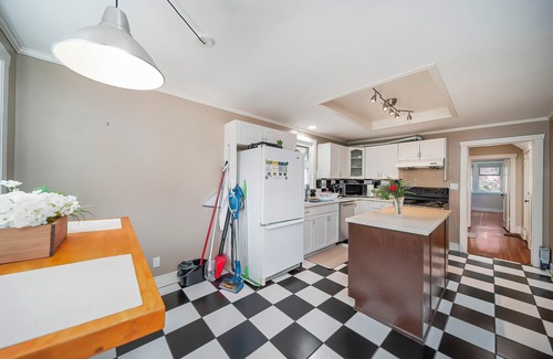 Dunbar House | Amazing Westside Vancouver Villa - Free Parking