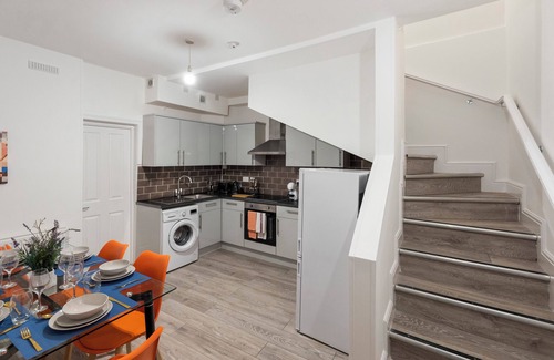 Canonbury House | Amazingly Beautiful 3 BR Flat For Large Groups