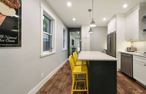 South Side Flats House | Amazingly Homey w/Garage + Outdoor Space! 5B/2B