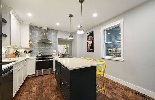 South Side Flats House | Amazingly Homey w/Garage + Outdoor Space! 5B/2B