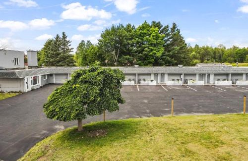 Algoma District Hotel | Ambassador Motel
