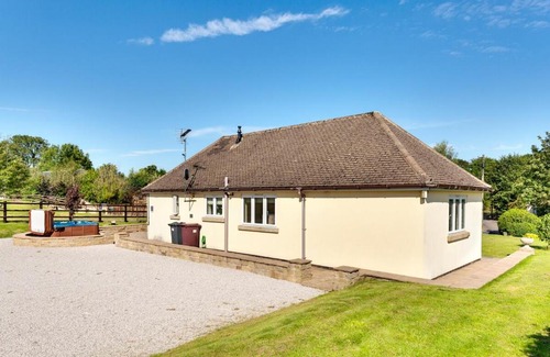 Alfreton Apartment | Amber Lodge with private hot tub