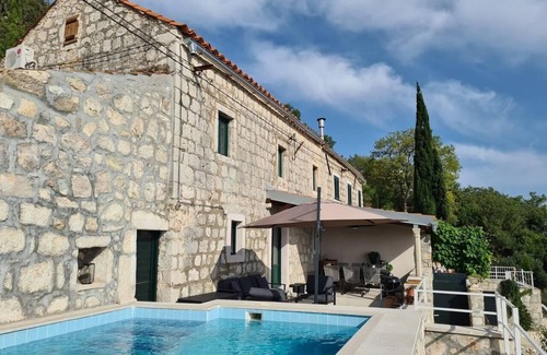 Dubrovacko Primorje House | Amber's Place, cosy house with pool and sea views