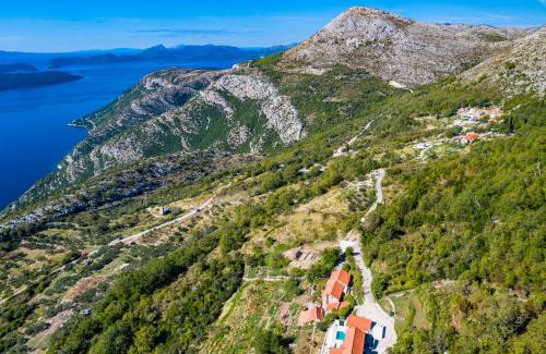 Dubrovacko Primorje House | Amber's Place: cosy house with pool and sea views