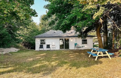 Ashfield-Colborne-Wawanosh Cottage | Amberley Beach lakefront cottage
