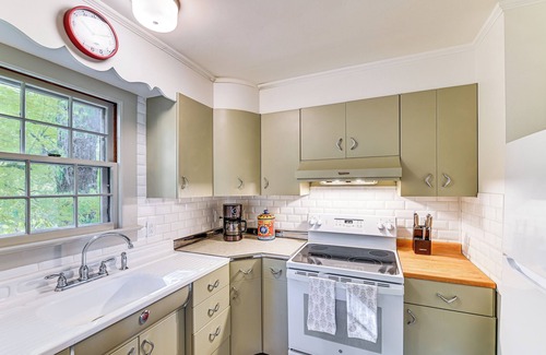 Manchester Apartment | Ambient Manchester Village Apt w/Deck & Pond!