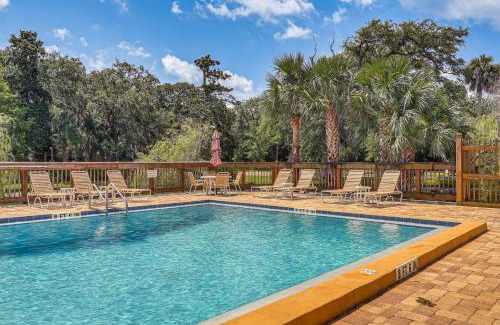 Fernandina Beach Apartment | Amelia Island Condo with Pool Access Walk to Beach!