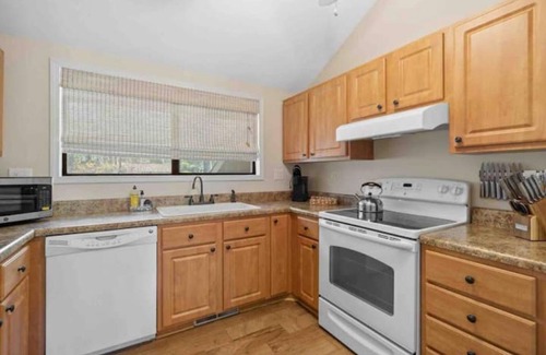 Salem House | Amenities Gated Lake Keowee Super Clean