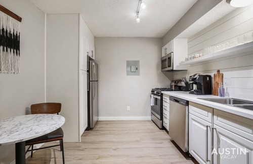 Brentwood Apartment | Amenity Heavy Serene Apt in Convenient Location