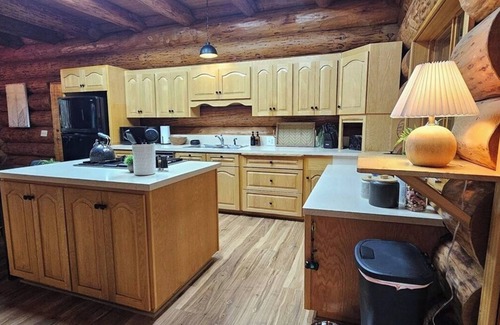 Marblemount House | American Alps Lodge: Riverfront, Hot Tub, EV Charger, Game Room