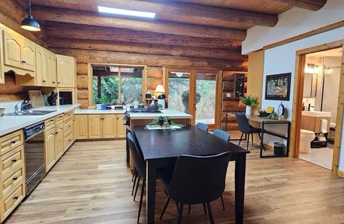 Marblemount House | American Alps Lodge: Riverfront, Hot Tub, EV Charger, Game Room
