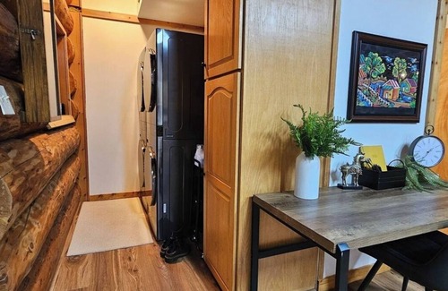 Marblemount House | American Alps Lodge: Riverfront, Hot Tub, EV Charger, Game Room