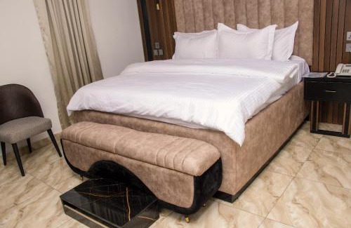 Oshodi-Isolo Bed & Breakfast | American court hotel ltd