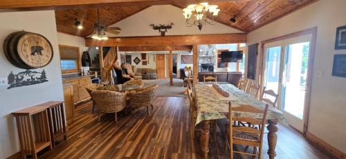Mountainside House | American Dream- 5 bedroom dog-friendly with hot tub, pool table and more!