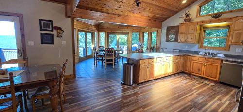 Mountainside House | American Dream- 5 bedroom dog-friendly with hot tub, pool table and more!