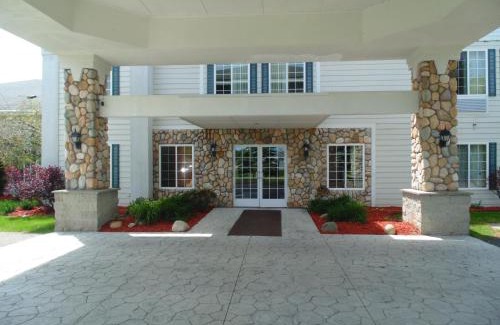 Houghton Lake Hotel | American Inn and Suites Houghton Lake